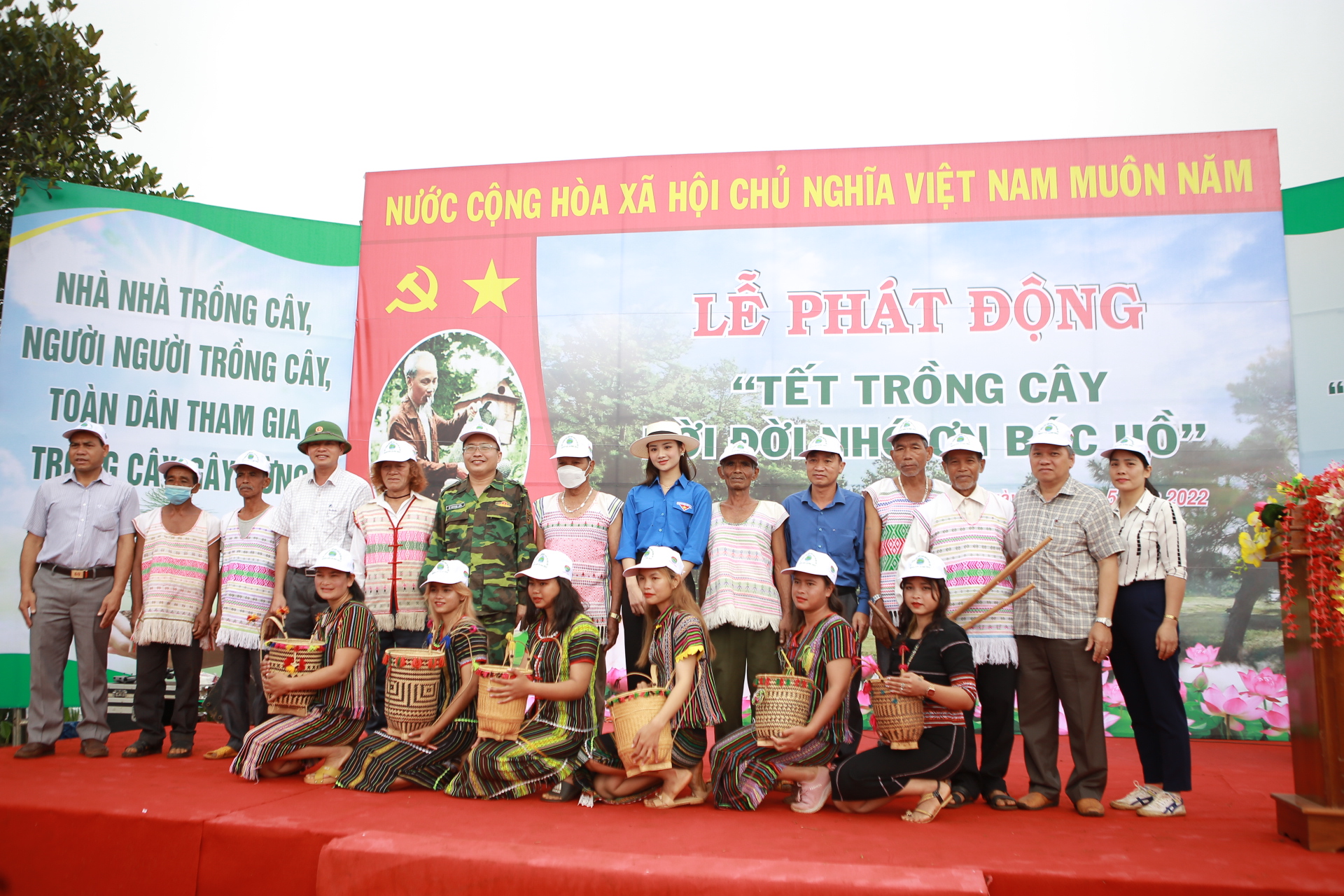 Á khôi Bùi Minh Anh chụp ảnh lưu niệm cùng bà con sau khi tham gia cuốc đất, trồng cây tại Đắk Nông